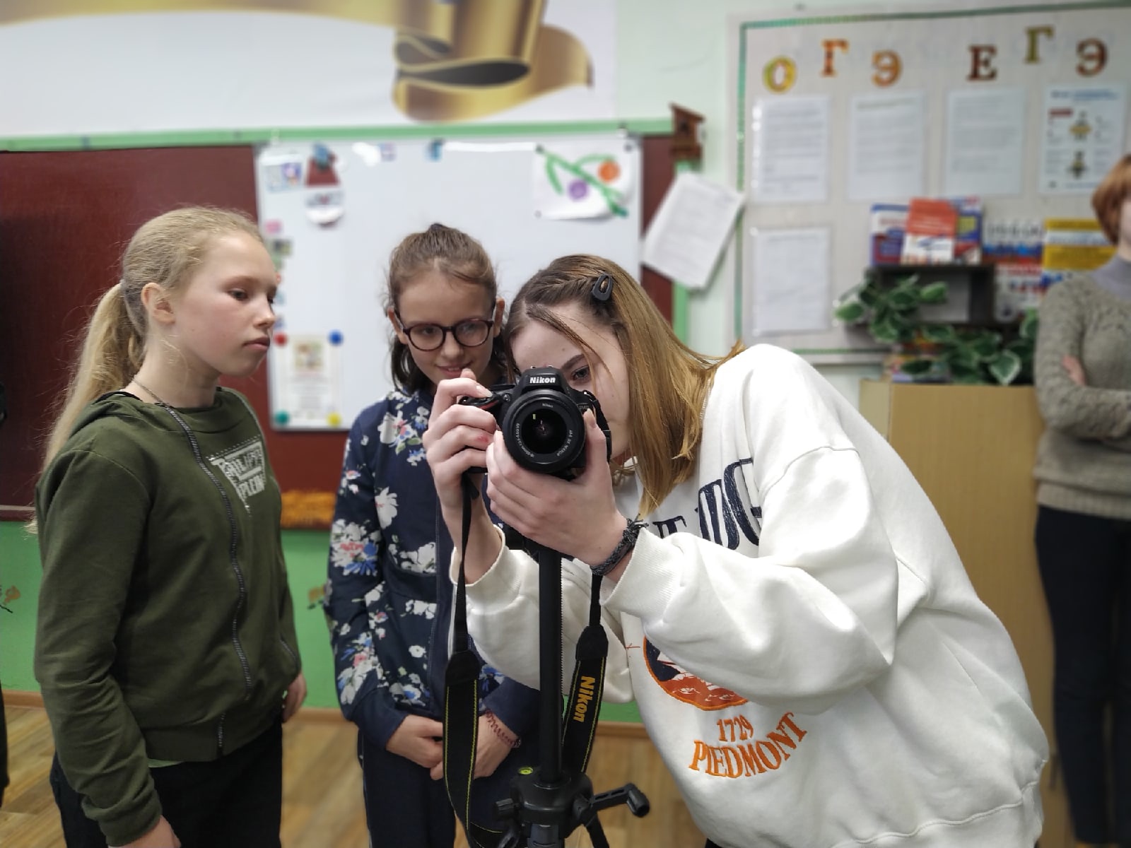 Используем возможности полупрофессионального зеркального фотоаппарата для фоторепортажей с мест школьных событий.